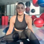 Shefali Jariwala Instagram - अजब समाये के पाओं कभी धूप कभी छाँव … #suchislife . . . #positivethoughts #tuesdaytip #workhardplayhard #gymgirl #fitnessmotivation #bepositive #instapic