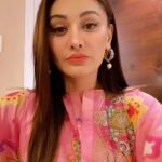 Shefali Jariwala Instagram - Just like that ! @theboozybutton #reelitfeelit #timepass #reelsindia #reelkarofeelkaro