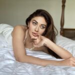 Shefali Jariwala Instagram - Fall asleep with a dream and wake up with a purpose. #fridaymotivation . . . #friday #pic #instadailypic #weekendvibes #daretodream