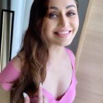 Shefali Jariwala Instagram - La vie en rose….🌹 #pink #instamood Styled by @stylebytaashvi Jewellery @aquamarine_jewellery Makeup @rushi.passion Hair @shilpa_bhapkar #ratrikeyatri2 #promotion #new #webseries #funtime #ootd #ootdindia #ootdfashion #instafashion #wednesdayvibes #wednesdaymood #reelsindia #pink #love Novotel Mumbai Juhu Beach