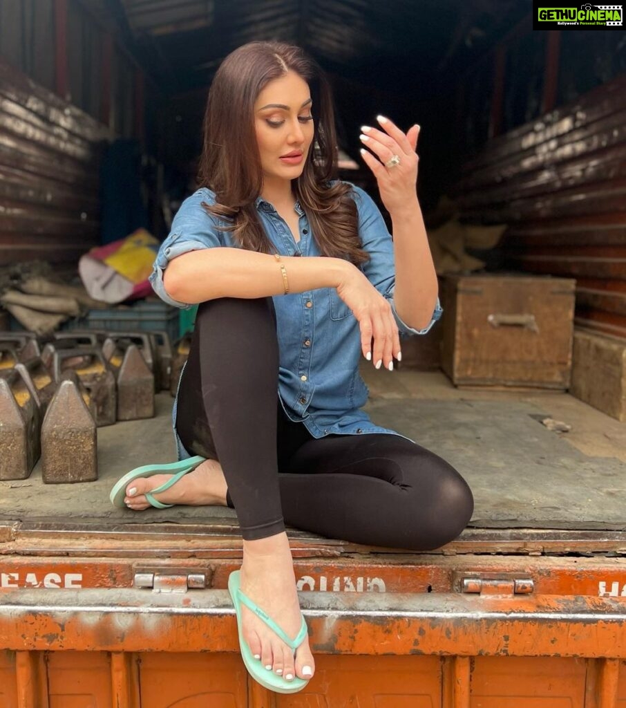 Shefali Jariwala Instagram - Just enjoying the little things … #thursdaymood . . . #workmode #excited #filming #shooting #onsetlife #onset #love #positivevibes #enjoylife #beautifulchaos Bhopal - The City of Lakes