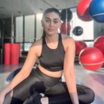 Shefali Jariwala Instagram – अजब समाये के पाओं
कभी धूप कभी छाँव …
#suchislife 
.
.
.
#positivethoughts #tuesdaytip #workhardplayhard #gymgirl #fitnessmotivation #bepositive #instapic