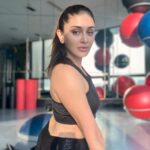 Shefali Jariwala Instagram – अजब समाये के पाओं
कभी धूप कभी छाँव …
#suchislife 
.
.
.
#positivethoughts #tuesdaytip #workhardplayhard #gymgirl #fitnessmotivation #bepositive #instapic