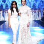 Shefali Jariwala Instagram - In full-on fairy-tale mode !!! ❤️❤️❤️❤️❤️❤️❤️❤️❤️❤️ @inifdvashi @timesfashionweek @darwinplatformgroupofcpmpanies @makeup.yasmin @shefali_hairstylist.81 . . . #timesfashionweek #2022 #btfashionweek #runwaywalk #showstopper #white #love #instafashion #fashionweek Mumbai, Maharashtra