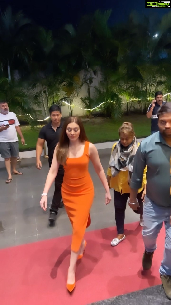 Shefali Jariwala Instagram - Walking tall… #wednesday #reelsindia @makeup.yasmin @farukh.shaikh #walkthewalk #wednesdayvibes #ınstagood #ootd #chic #classy #reelsindia #instareels #orange #love #sassygirl