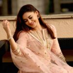 Shefali Jariwala Instagram - Smile big, laugh often….☺️☺️☺️ #happygirlsaretheprettiest Wearing @gopivaiddesigns @makeup.yasmin @iam_kunalverma . . . #smile #smilemore #feelingood #happiness #positivity #instagood #tuesdaythoughts #love #light #peachy #peachykeen
