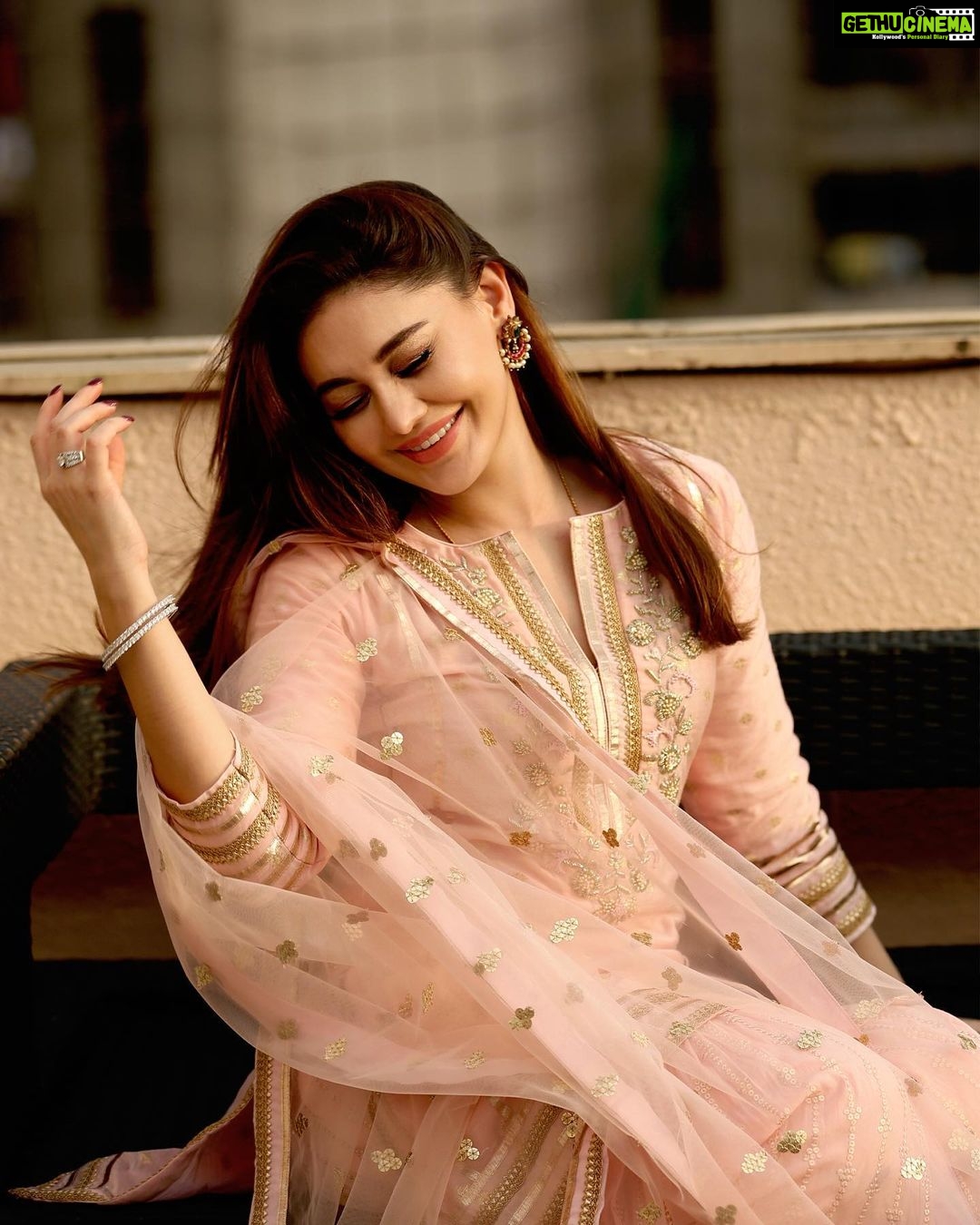 Shefali Jariwala Instagram - Smile big, laugh often….☺️☺️☺️ #happygirlsaretheprettiest Wearing @gopivaiddesigns @makeup.yasmin @iam_kunalverma . . . #smile #smilemore #feelingood #happiness #positivity #instagood #tuesdaythoughts #love #light #peachy #peachykeen