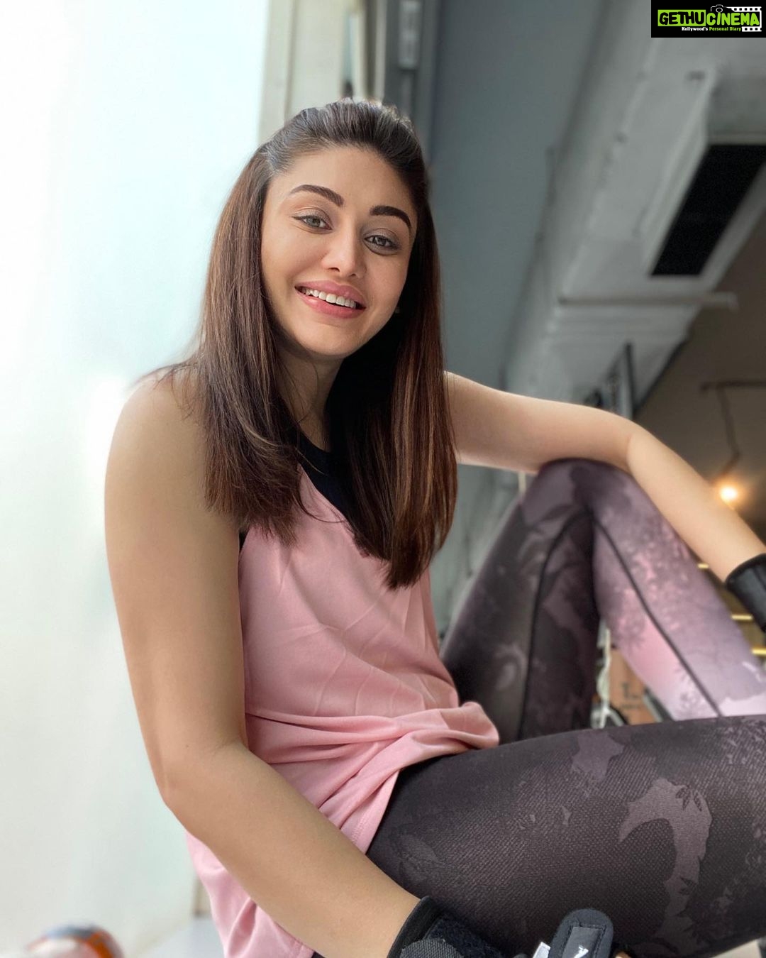 Shefali Jariwala Instagram - My happy place ! #hapeace . . . #gymgirl #mondaymotivation #fitnesslife #happygirl #instagood #smilemore #positivity #goodvibes Anytime Fitness India
