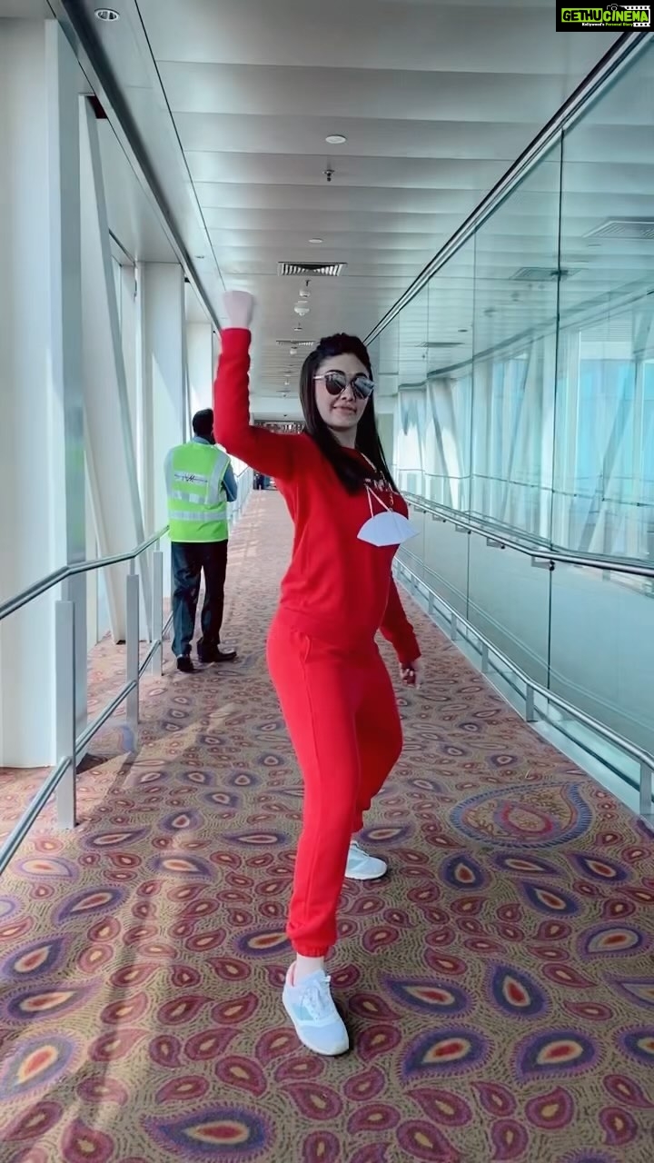 Shefali Jariwala Instagram - #reelitfeelit #airportdiaries #happydance #dancereels #reelsindia #wanderlust #travel #love Chatrapati Shivaji Maharaj International Airport Mumbai