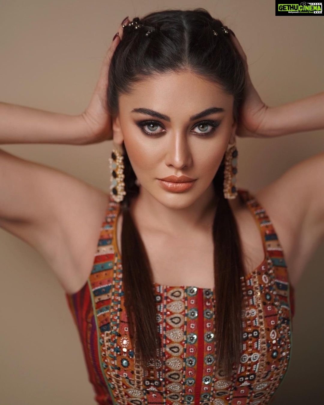 Shefali Jariwala Instagram - Fearlessly Authentic! #sassy #attitude ๐ธ @dieppj Styled by @pyumishra Outfit @aseemkapoor_official Jewlery @rama_i.n.d.i.a @makeup.yasmin . . . #tgif #ootd #weekend #vibes #friday #pics #love #chic #boho #indowestern #style #instadaily