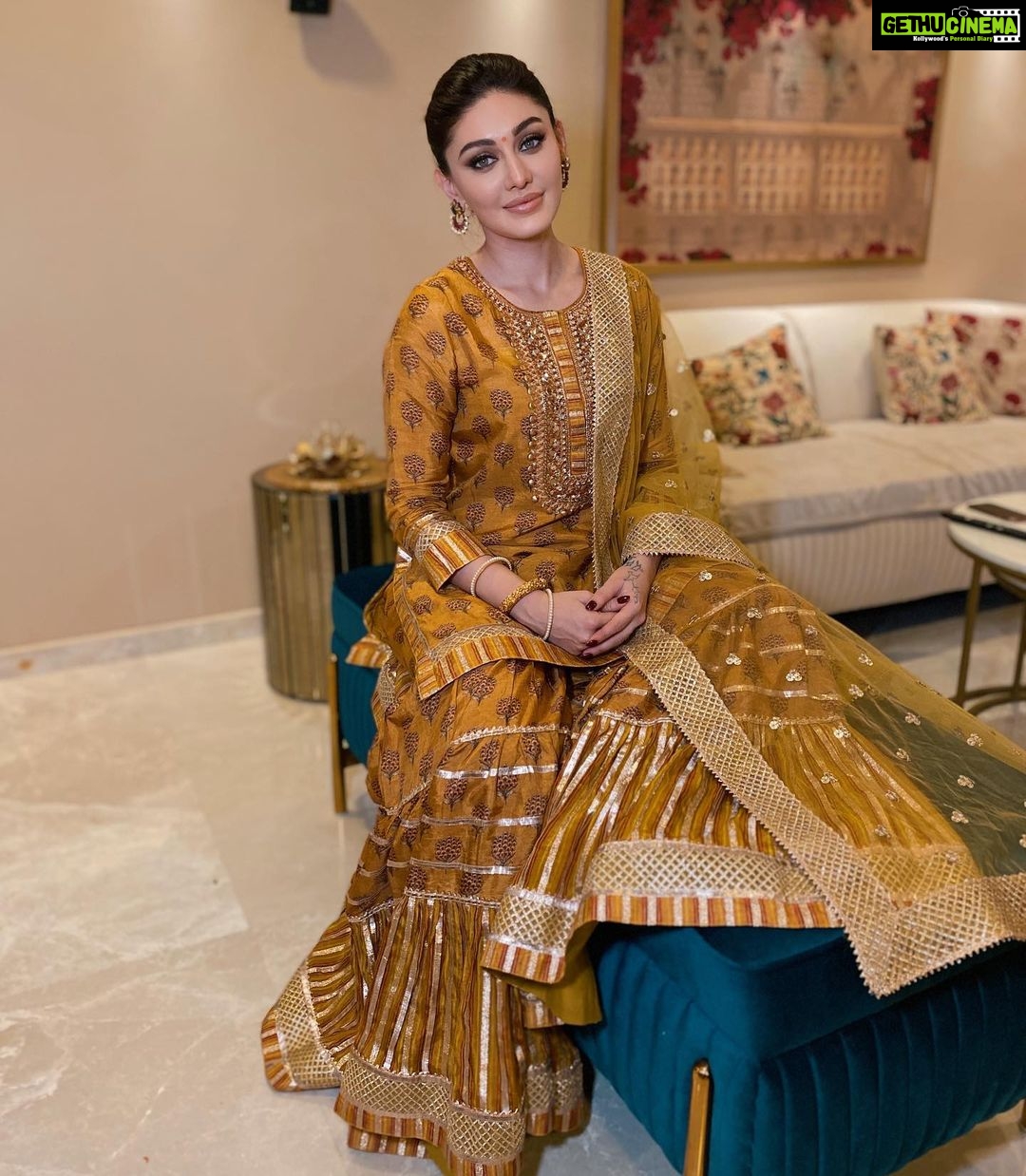Shefali Jariwala Instagram - About last night …. #dhanteras #positivity . Wearing @gopivaiddesigns @makeup.yasmin . . #diwali #festive #familytime #love #wednesday #pic #instadaily #happiness #joy #blessed🙏