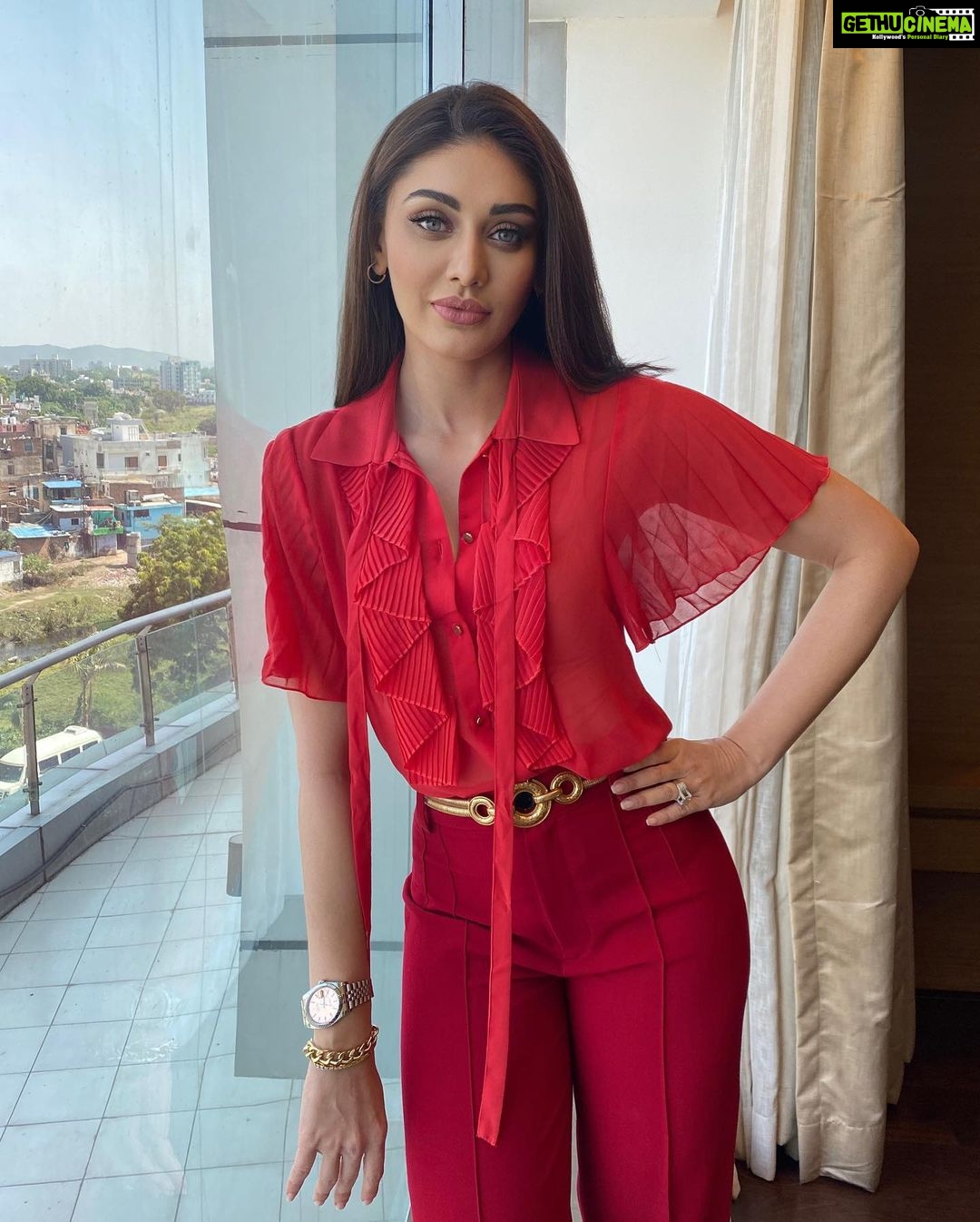Shefali Jariwala Instagram - Today I wear red and I truly let go, losing my way and finding my soul.. #red . . @pyumishra @zara @makeup.yasmin . . . #reddress #saturday #pictureoftheday #goodvibes #workmode #weekend #love #instadaily