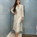 Shefali Jariwala Instagram - Aapko aur aapke Parivaar ko Dussehra ki dheron shubh kamnayein. #joy #happydussehra . . . Styled by @pyumishra Outfit @labelsonamn Ear hoops @aquamarine_jewellery Rings @our.dve @makeup.yasmin @madhurihairstylist . . . #festive #positivevibes #ootd #friday #pic #instagood #love #positivity #happiness #blessedbeyondmeasure #gratitude