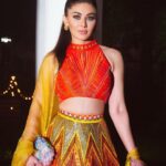 Shefali Jariwala Instagram - The power to be limitless lies within us…. #navratri . . . Styled by @pyumishra Lehenga @siddharthabansal_ Jewelry @hetalshahofficial Bag @arastudio.in @makeup.yasmin @madhurihairstylist . . . #navratri2021 #colors #festive #positivevibes #strength #love #gratitude #instadaily #friday #pic