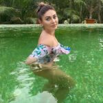 Shefali Jariwala Instagram - Beat the heat ! #sunnyday #pooltime . . . #hothot #beattheheat #poolside #chill #relax #wednesday #vibes #instagood