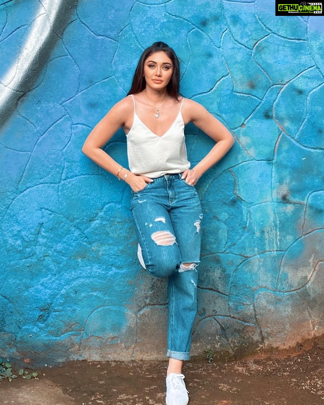 Shefali Jariwala Instagram - No #mondayblues . . . #nomondayblues #blue #sunshine #happygirl #instadaily