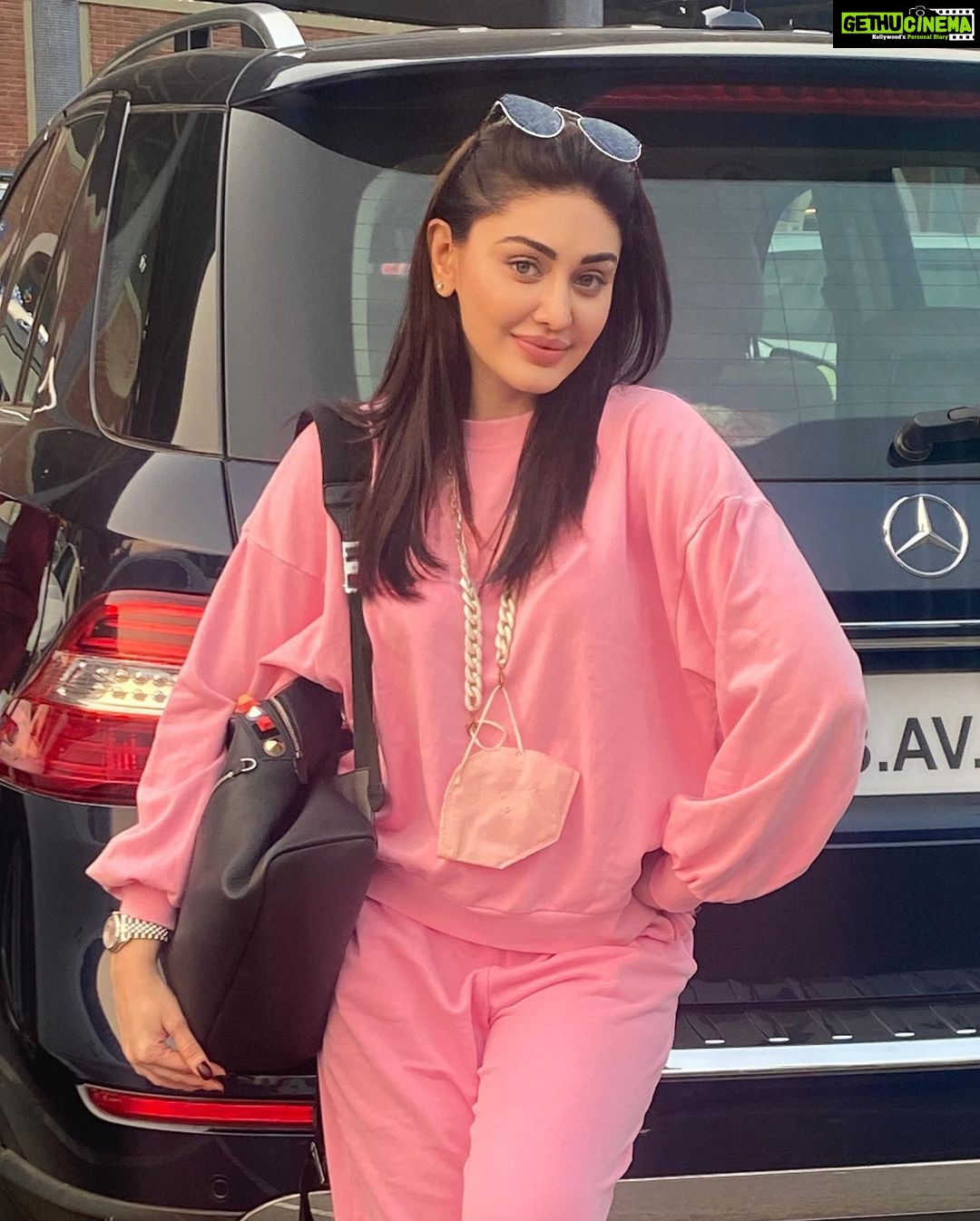 Shefali Jariwala Instagram - Pinktastic ! #ontheroad . . . #roadtrip #workmode #fun #goodvibes #wednesday #pic #instagood Lonavla,Pune