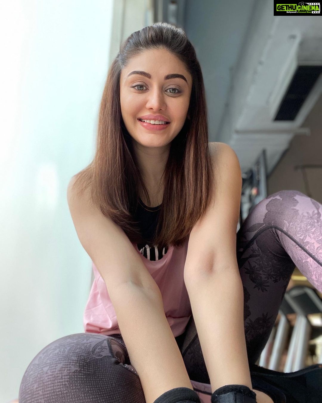 Shefali Jariwala Instagram - My happy place ! #hapeace . . . #gymgirl #mondaymotivation #fitnesslife #happygirl #instagood #smilemore #positivity #goodvibes Anytime Fitness India