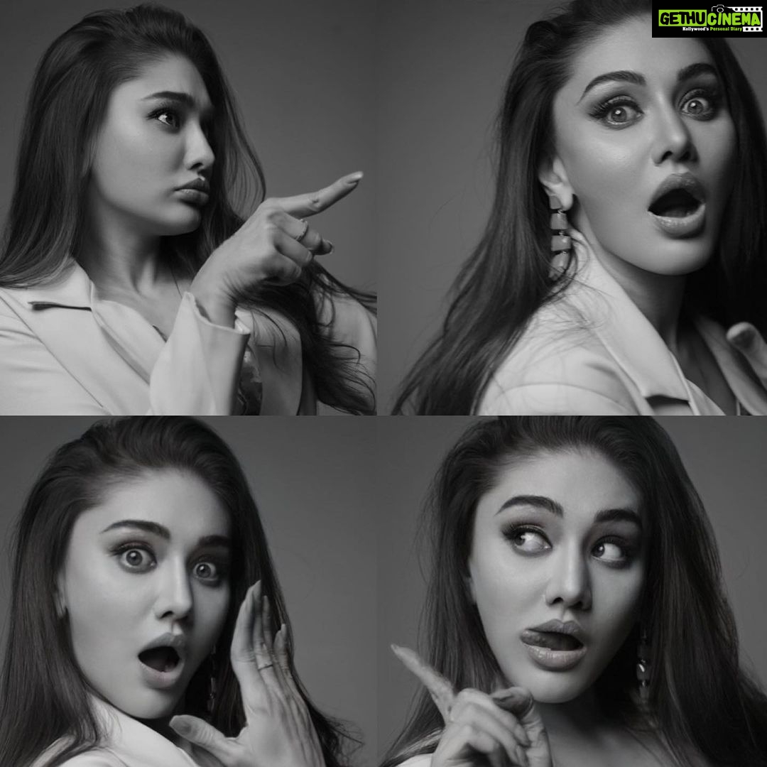 Shefali Jariwala Instagram - On #sundays we act goofy ! #sundayfunday . . @dieppj @pyumishra Outfit @reemaanandlabel Ring @mozaati @makeup.yasmin . . . #sunday #pics #funtimes #funny #goodvibes #happylife #ootd #instadaily #colorblock #gossipgirl