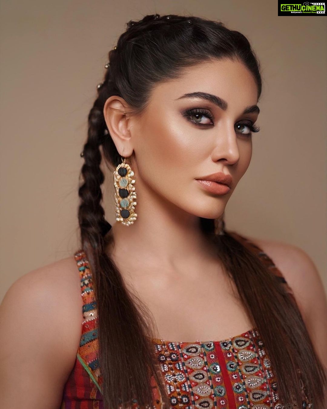 Shefali Jariwala Instagram - Fearlessly Authentic! #sassy #attitude ๐ธ @dieppj Styled by @pyumishra Outfit @aseemkapoor_official Jewlery @rama_i.n.d.i.a @makeup.yasmin . . . #tgif #ootd #weekend #vibes #friday #pics #love #chic #boho #indowestern #style #instadaily