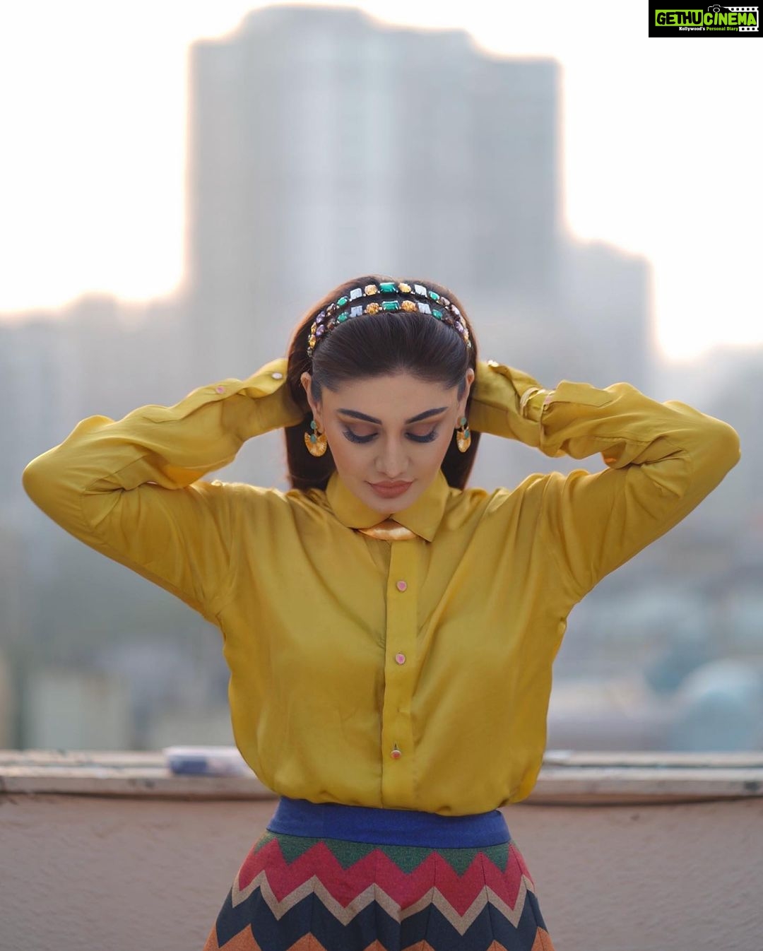 Shefali Jariwala Instagram - A colourful mind … #color #love . @dieppj @pyumishra Outfit @siddharthabansal_ Jewelry @rama_i.n.d.i.a Boots @karllagerfeld @makeup.yasmin . . . #weekendvibes #saturday #picoftheday #rooftop #pic #weekendmood #instagood #picoftheday #ootd