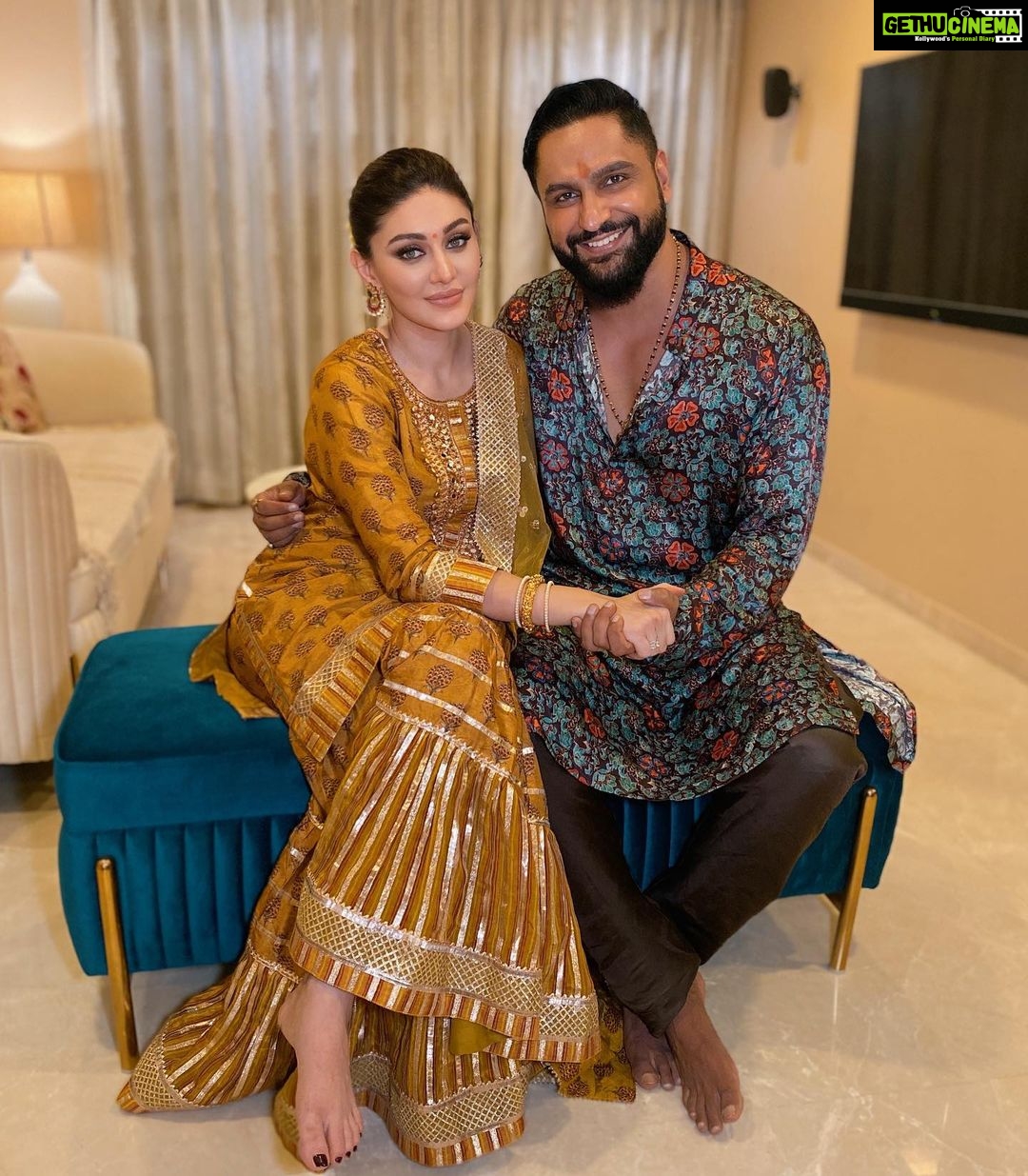 Shefali Jariwala Instagram - About last night …. #dhanteras #positivity . Wearing @gopivaiddesigns @makeup.yasmin . . #diwali #festive #familytime #love #wednesday #pic #instadaily #happiness #joy #blessed🙏