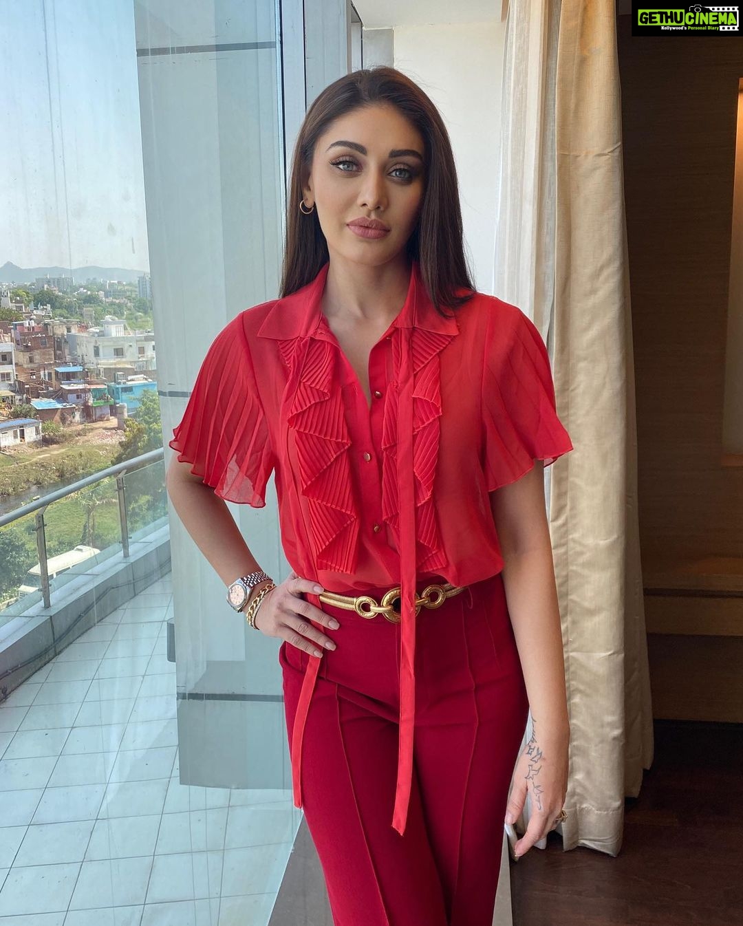Shefali Jariwala Instagram - Today I wear red and I truly let go, losing my way and finding my soul.. #red . . @pyumishra @zara @makeup.yasmin . . . #reddress #saturday #pictureoftheday #goodvibes #workmode #weekend #love #instadaily