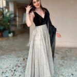 Shefali Jariwala Instagram - Chic happens… ! #dressup #glowup Outfit @pleatslabel Jewellery @shringaaar.theethnicstory pr:- @vblitzcommunications @makeup.yasmin . . . #thursdayvibes #ootd #thursday #pic #instafashion #instalike
