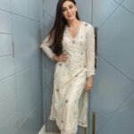 Shefali Jariwala Instagram - Aapko aur aapke Parivaar ko Dussehra ki dheron shubh kamnayein. #joy #happydussehra . . . Styled by @pyumishra Outfit @labelsonamn Ear hoops @aquamarine_jewellery Rings @our.dve @makeup.yasmin @madhurihairstylist . . . #festive #positivevibes #ootd #friday #pic #instagood #love #positivity #happiness #blessedbeyondmeasure #gratitude