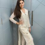 Shefali Jariwala Instagram - Aapko aur aapke Parivaar ko Dussehra ki dheron shubh kamnayein. #joy #happydussehra . . . Styled by @pyumishra Outfit @labelsonamn Ear hoops @aquamarine_jewellery Rings @our.dve @makeup.yasmin @madhurihairstylist . . . #festive #positivevibes #ootd #friday #pic #instagood #love #positivity #happiness #blessedbeyondmeasure #gratitude