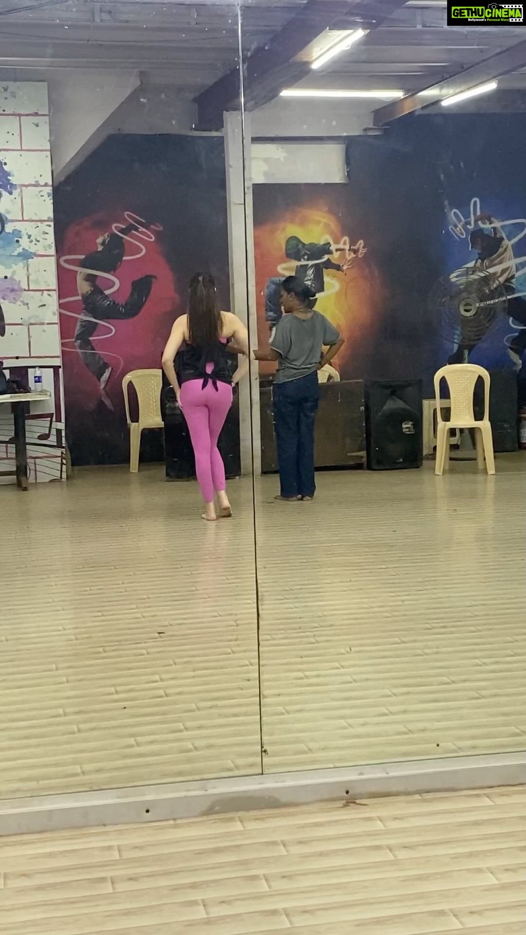 Shefali Jariwala Instagram - Guess the song !? Rehearsal time with my favourite @truptimohite254 … #dancingqueen #dancereels #dance #lover #workmodeon #happygirl #instareels #reelsindia