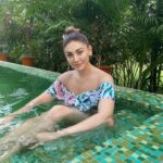 Shefali Jariwala Instagram - Beat the heat ! #sunnyday #pooltime . . . #hothot #beattheheat #poolside #chill #relax #wednesday #vibes #instagood