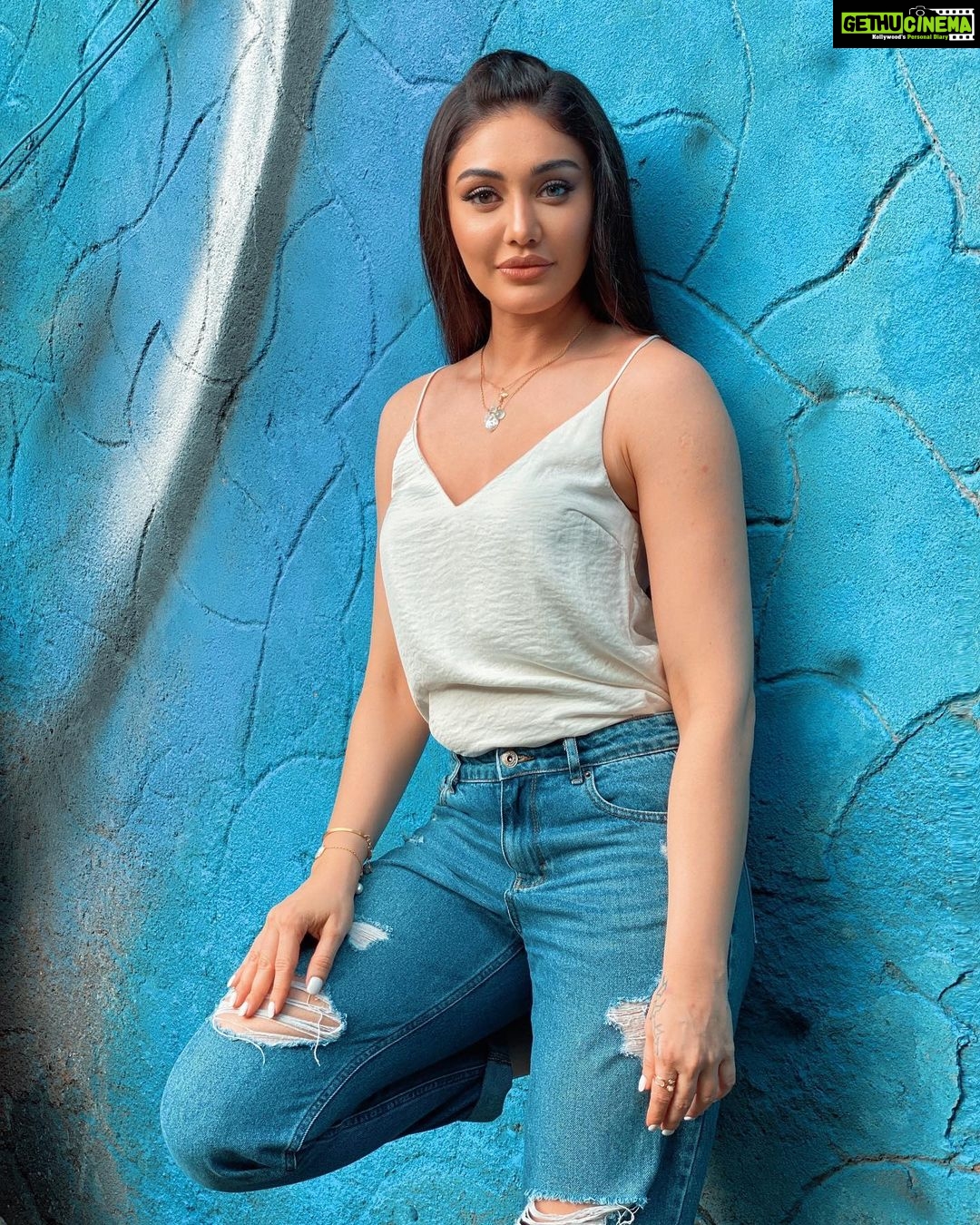 Shefali Jariwala Instagram - No #mondayblues . . . #nomondayblues #blue #sunshine #happygirl #instadaily