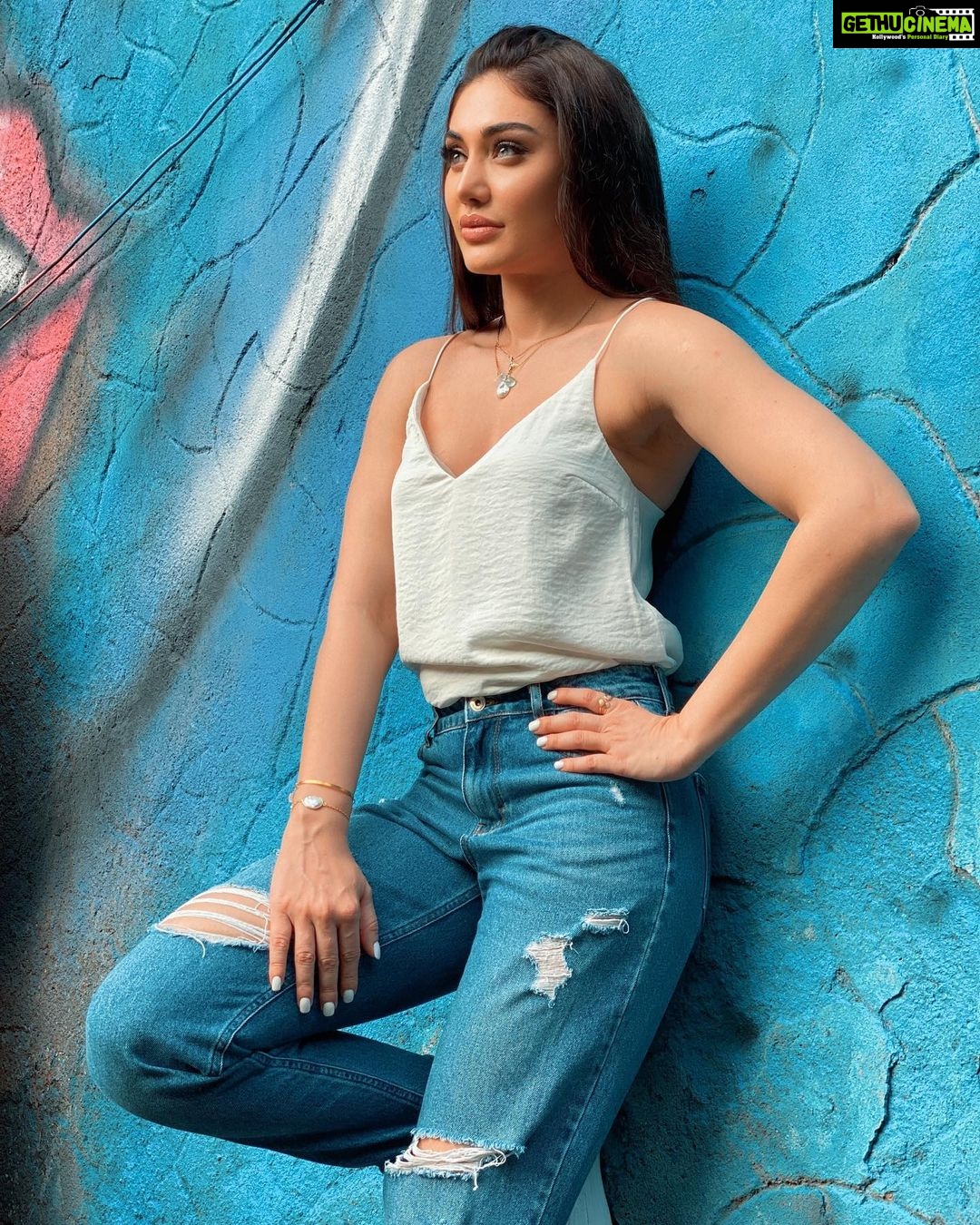 Shefali Jariwala Instagram - No #mondayblues . . . #nomondayblues #blue #sunshine #happygirl #instadaily