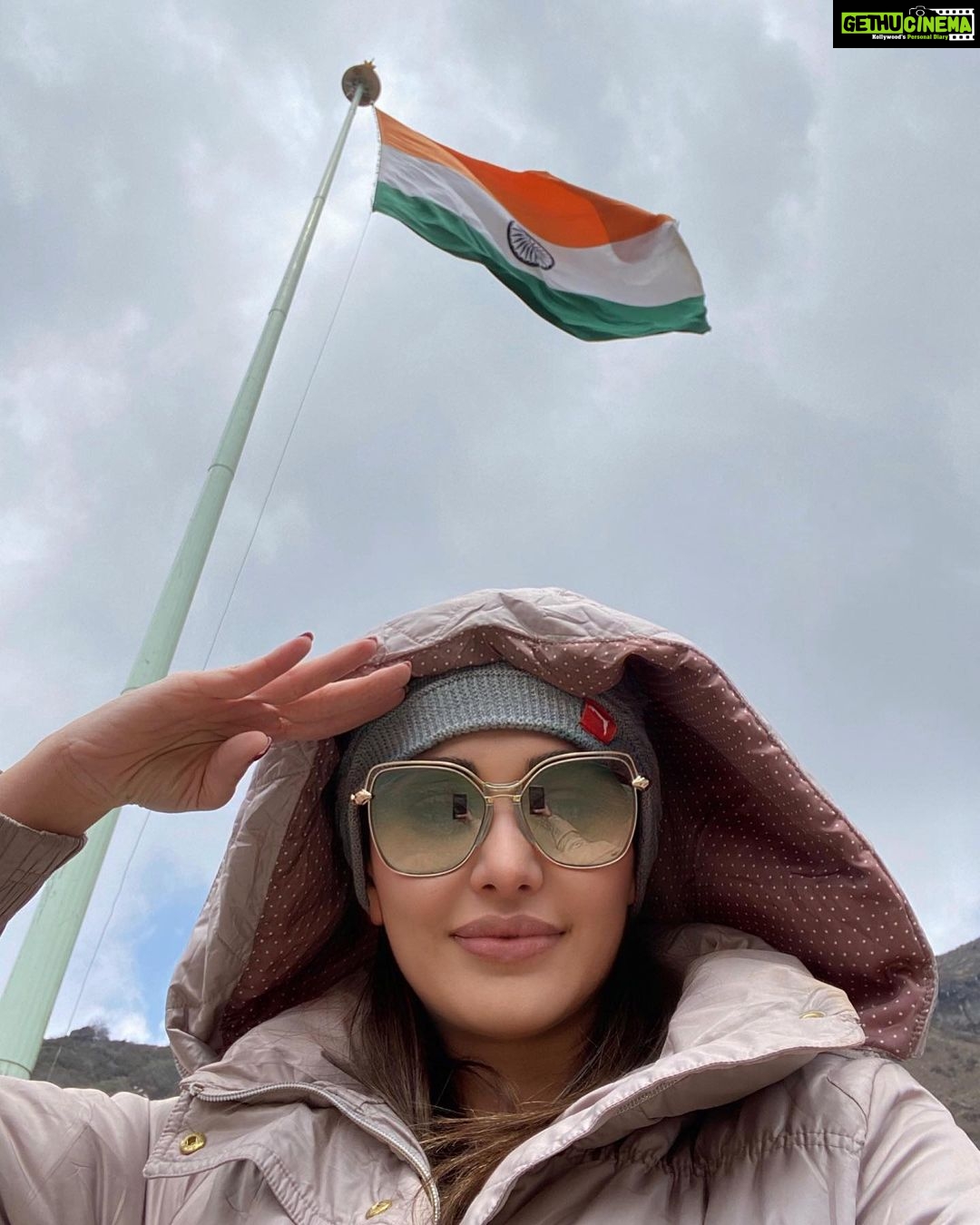 Shefali Jariwala Instagram - โThe future depends on what you do today.โ Mahatma Gandhi #happyindependenceday #india ๐ฎ๐ณ . . . #freedom #right #respect #responsibility #love #spreadlove #spreadpositivity #proudindian