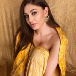 Shefali Jariwala Instagram - Sunshine on my mind ! #sunshinegirl @theboozybutton @sataara19 . . . #yellow #mood #sunshine #wednesday #vibes #picoftheday #instafashion #instagood