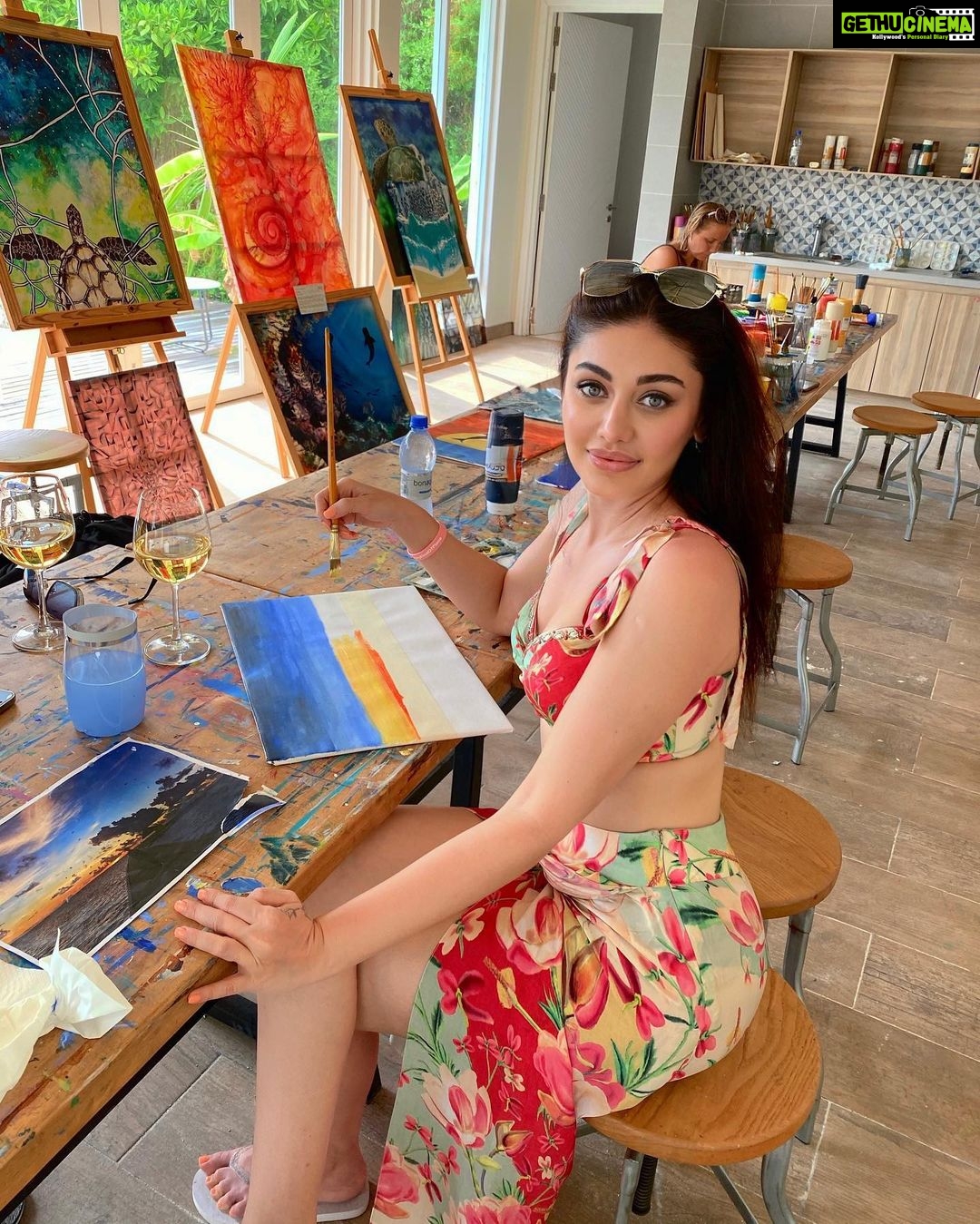 Shefali Jariwala Instagram - Artsy & happy ! #nomonday #blues 👗 @gopivaiddesigns . . . #nomondayblues #happygirl #artsy #spreadpositivity #happiness #painting #monday #pic #instagood