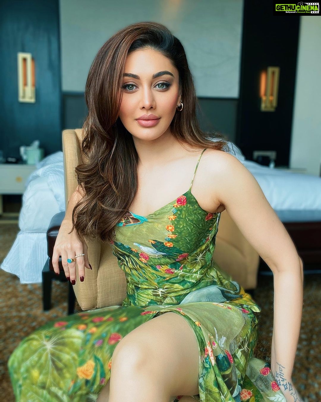 Shefali Jariwala Instagram - Worlds change when eyes meet ! #fridayfeels @theboozybutton . . . #eyesspeak #fridayvibes #lostinthought #easybreezybeautiful #ootd #tgif #weekendmood #instapic