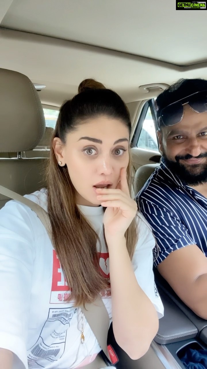 Shefali Jariwala Instagram - Stuck in traffic banter ! @paragtyagi #funtimes #car #romance #reels #reelsindia