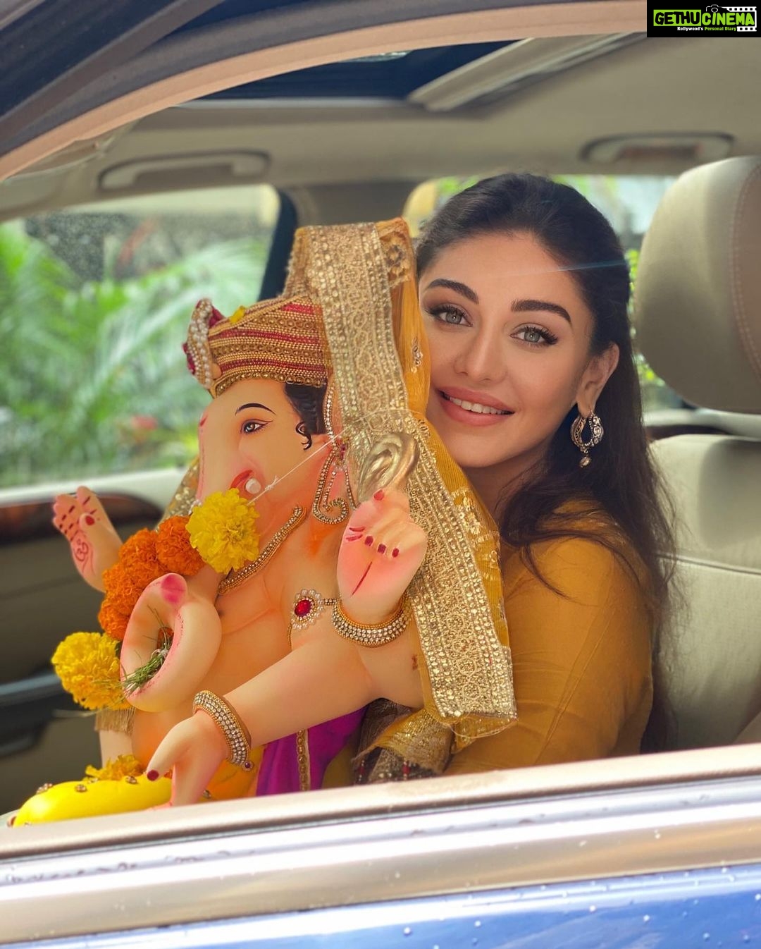 Shefali Jariwala Instagram - Bappa aaye hamare ghar ❤️ #ganpatibappamorya #ganpati2021 . . . #happiness #blessed #positivity #festive #excited #instagood
