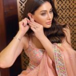 Shefali Jariwala Instagram - Six yards of sheer elegance! @gopivaiddesigns @makeup.yasmin . . . #ootdindia #sareelove #elegant #fridayvibes #classy #indianwear