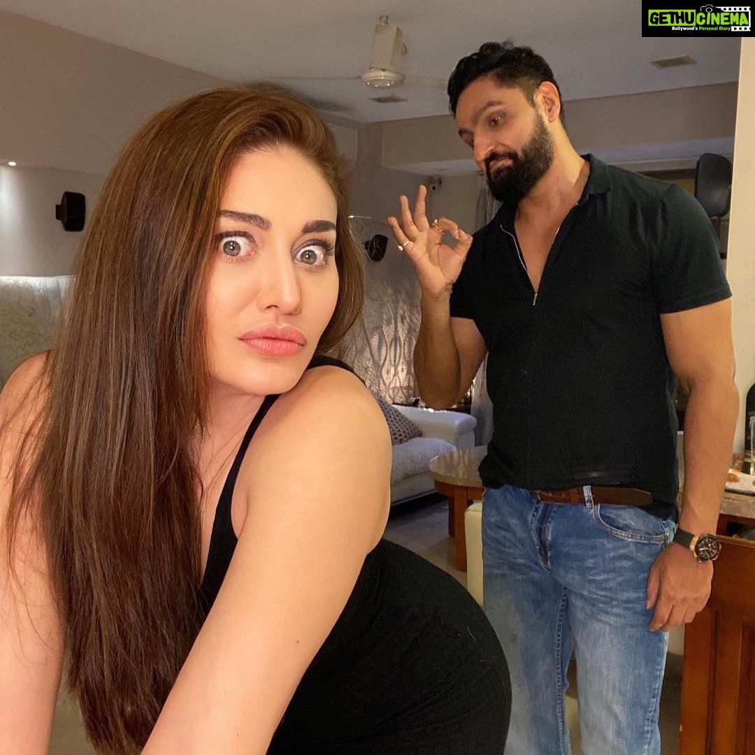 Shefali Jariwala Instagram - About last night… #celebrating with @paragtyagi . . . #athome #love #spreadlove #spreadpositivity #tgif #instadaily #funtimes