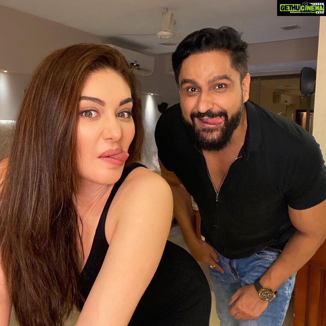 Shefali Jariwala Instagram - About last night… #celebrating with @paragtyagi . . . #athome #love #spreadlove #spreadpositivity #tgif #instadaily #funtimes