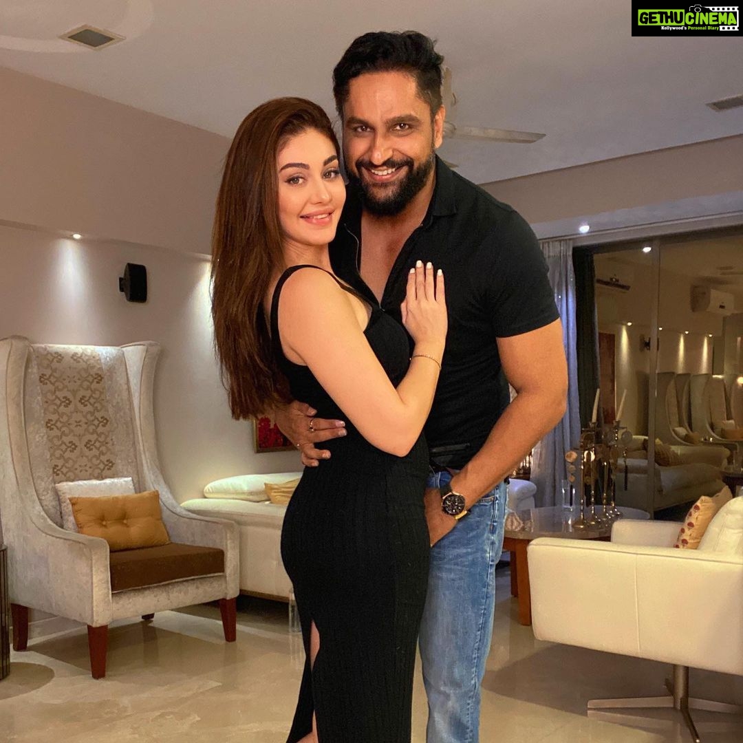 Shefali Jariwala Instagram - About last night… #celebrating with @paragtyagi . . . #athome #love #spreadlove #spreadpositivity #tgif #instadaily #funtimes
