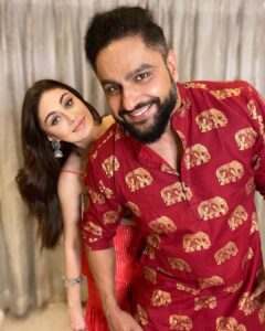 Shefali Jariwala Instagram - Year after year, you're still the only person I don't want to punch in the throat…
I love you more than yesterday—FYI yesterday you pissed me off 😂😂😂
Happy Anniversary @paragtyagi 
May we have a lifetime of adventures & mad banters ! ❤️❤️❤️
#happyanniversary 
.
.
.
#couplegoals #happiness #bliss #positivity #love #celebration #adventure #instagood