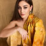 Shefali Jariwala Instagram - Sunshine on my mind ! #sunshinegirl @theboozybutton @sataara19 . . . #yellow #mood #sunshine #wednesday #vibes #picoftheday #instafashion #instagood