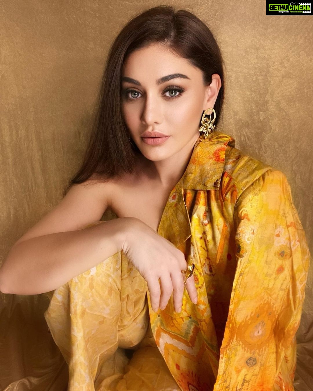 Shefali Jariwala Instagram - Sunshine on my mind ! #sunshinegirl @theboozybutton @sataara19 . . . #yellow #mood #sunshine #wednesday #vibes #picoftheday #instafashion #instagood
