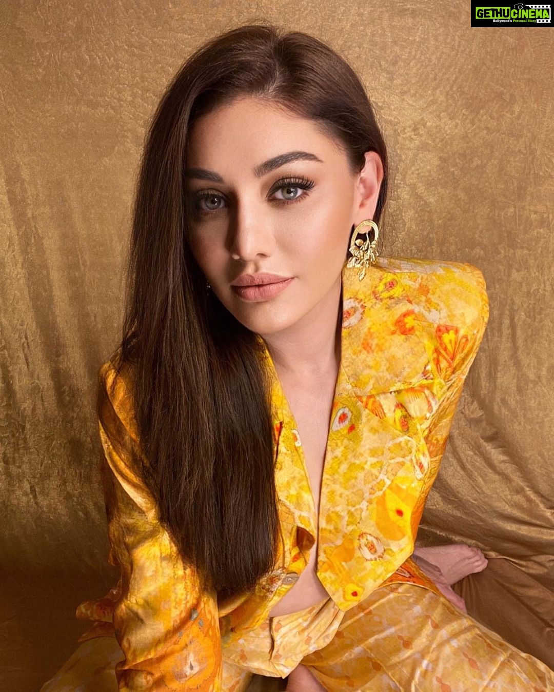 Shefali Jariwala Instagram - Sunshine on my mind ! #sunshinegirl @theboozybutton @sataara19 . . . #yellow #mood #sunshine #wednesday #vibes #picoftheday #instafashion #instagood