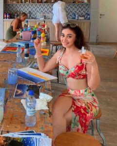 Shefali Jariwala Instagram - Artsy & happy ! #nomonday #blues 👗 @gopivaiddesigns . . . #nomondayblues #happygirl #artsy #spreadpositivity #happiness #painting #monday #pic #instagood