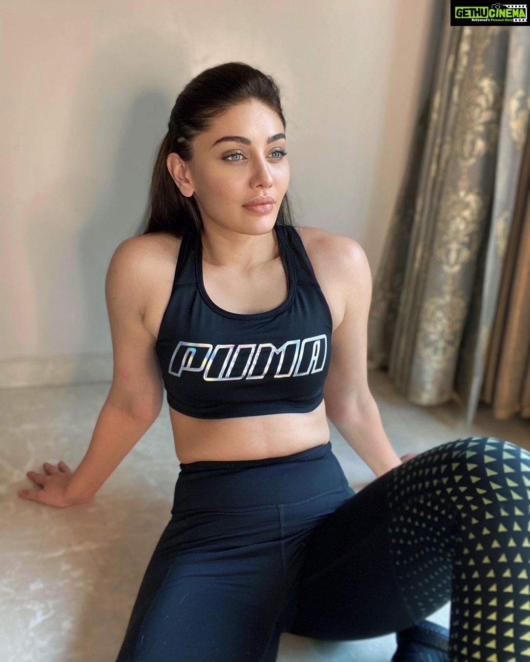 Shefali Jariwala Instagram - Always be a work-in-progress…. #workhard . . . #fitgirl #fitness #goals #workhardplayhard #friday #mood #strongnotskinny #tgif #instapic